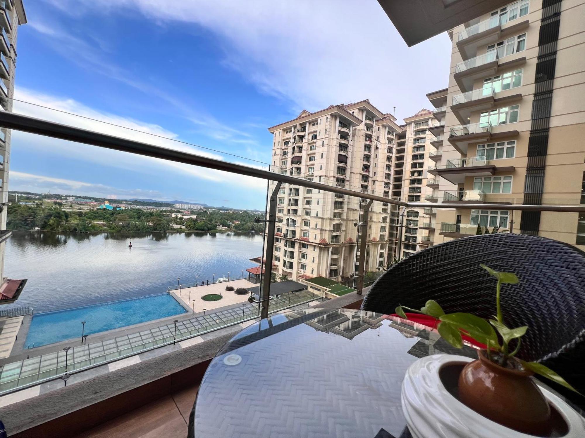 Loff 2 Bedroom At Riverine Apartment Kuching